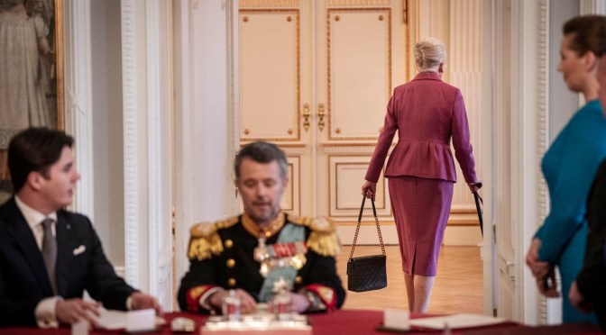 Последната кралица в света абдикира