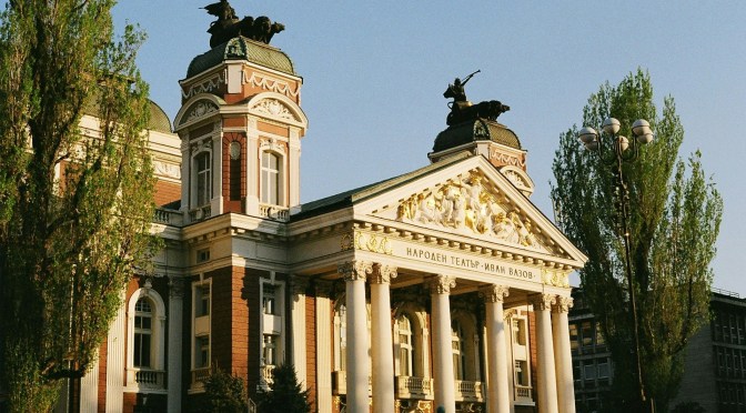 Премиери дебнат отвсякъде…